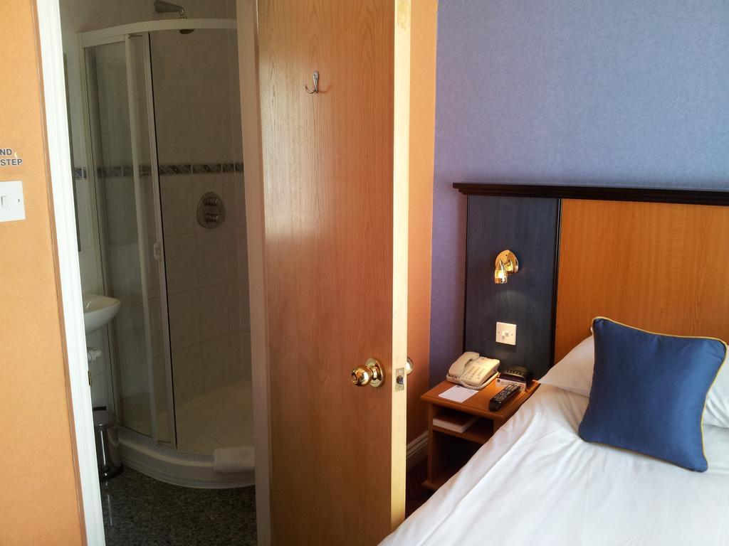 Family Room with Double and Single Beds - Non-Smoking